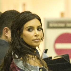 Kim Kardashian arrive à l'aéroport de LAX à Los Angeles pour prendre l’avion. Elle porte une veste en jean de la nouvelle collection de son mari Kanye West avec l'inscription 'Nazi tweeks rule'. Le 11 avril 2016