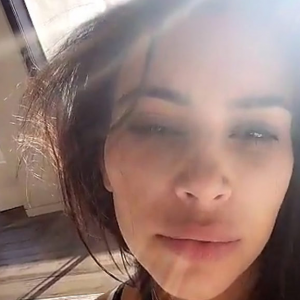 Kim Kardashian se dévoile sans maquillage et pas coiffée sur son compte Snapchat, le 25 avril 2016.