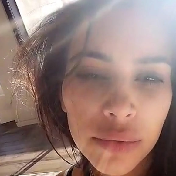 Kim Kardashian se dévoile sans maquillage et pas coiffée sur son compte Snapchat, le 25 avril 2016.