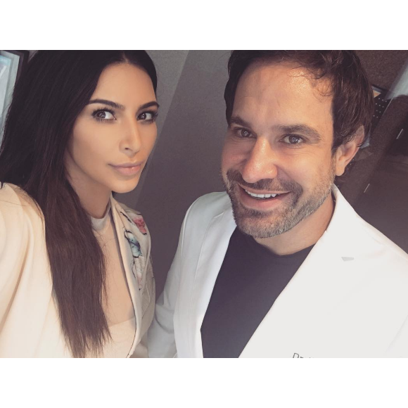 Kim Kardashian a publié une photo d'elle avec son dentiste sur sa page Instagram, le 27 avril 2016