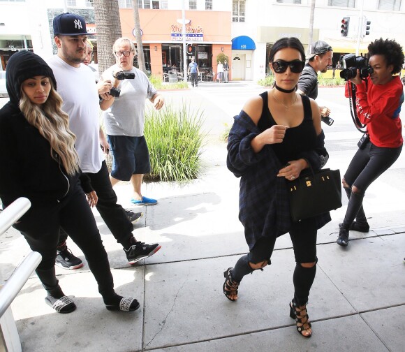 Kim Kardashian est allée déjeuner avec son frère Rob Kardashian et sa fiancée Blac Chyna à Beverly Hills, le 26 avril 2016
