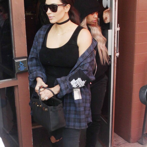 Kim Kardashian est allée déjeuner avec son frère Rob Kardashian et sa fiancée Blac Chyna à Beverly Hills, le 26 avril 2016