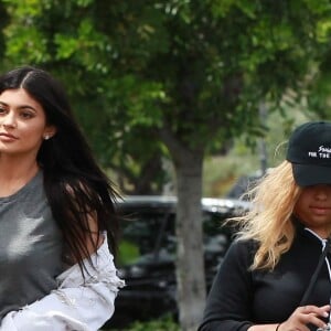 Kylie Jenner est allée déjeuner avec une amie à Calabasas. Le 24 avril 2016