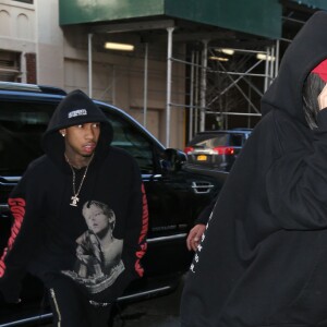 Kylie Jenner et son petit ami Tyga sortent d'une voiture dans les rues de New York, le 13 février 2016