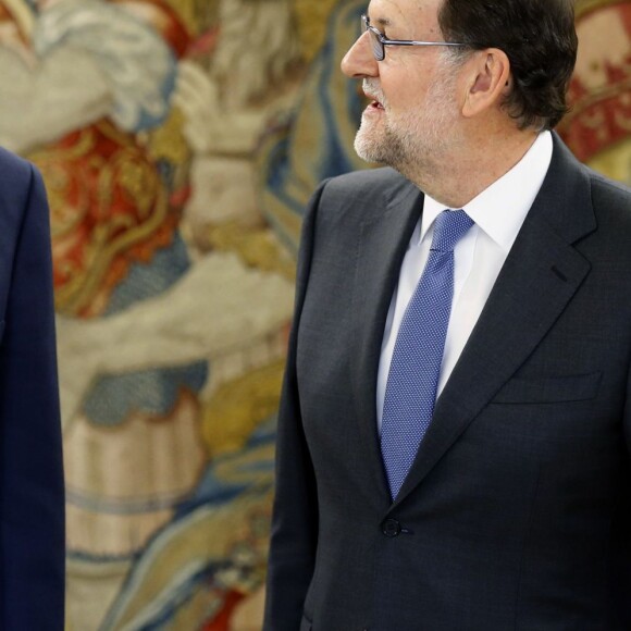 Le roi Felipe VI d'Espagne reçoit le chef du gouvernement Mariano Rajoy au palais de la Zarzuela à Madrid, le 26 avril 2016.