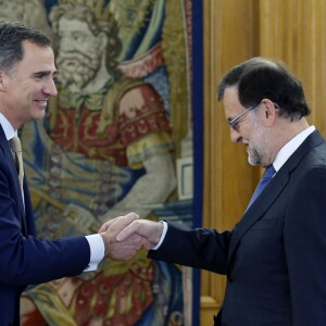 Le roi Felipe VI d'Espagne reçoit le chef du gouvernement Mariano Rajoy au palais de la Zarzuela à Madrid, le 26 avril 2016.