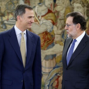 Le roi Felipe VI d'Espagne reçoit le chef du gouvernement Mariano Rajoy au palais de la Zarzuela à Madrid, le 26 avril 2016.