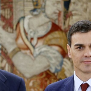 Le roi Felipe VI d'Espagne reçoit Pedro Sanchez, leader du parti socialiste espagnol, au palais de la Zarzuela à Madrid, le 26 avril 2016.