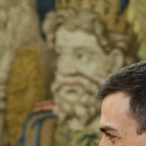 Le roi Felipe VI d'Espagne reçoit Pedro Sanchez, leader du parti socialiste espagnol, au palais de la Zarzuela à Madrid, le 26 avril 2016.