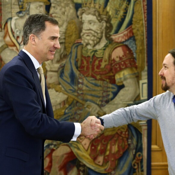 Le roi Felipe VI d'Espagne reçoit Pablo Iglesias, le leader du parti Podemos, au palais de la Zarzuela à Madrid, le 26 avril 2016.