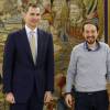 Le roi Felipe VI d'Espagne reçoit Pablo Iglesias, le leader du parti Podemos, au palais de la Zarzuela à Madrid, le 26 avril 2016.