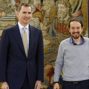 Le roi Felipe VI d'Espagne reçoit Pablo Iglesias, le leader du parti Podemos, au palais de la Zarzuela à Madrid, le 26 avril 2016.