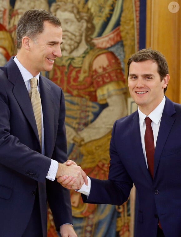 Le roi Felipe VI d'Espagne reçoit Albert Rivera, président du Parti de la Citoyenneté, au palais de la Zarzuela à Madrid, le 26 avril 2016.