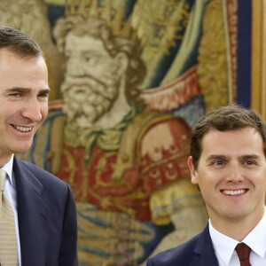 Le roi Felipe VI d'Espagne reçoit Albert Rivera, président du Parti de la Citoyenneté, au palais de la Zarzuela à Madrid, le 26 avril 2016.