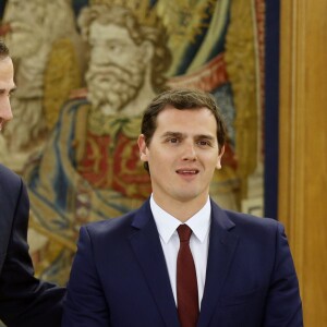 Le roi Felipe VI d'Espagne reçoit Albert Rivera, président du Parti de la Citoyenneté, au palais de la Zarzuela à Madrid, le 26 avril 2016.