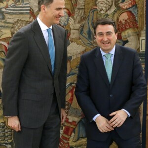 Le roi Felipe IV d'Espagne reçoit le politicien Aitor Esteban Blanco au palais Zarzuela de Madrid le 25 avril 2016.