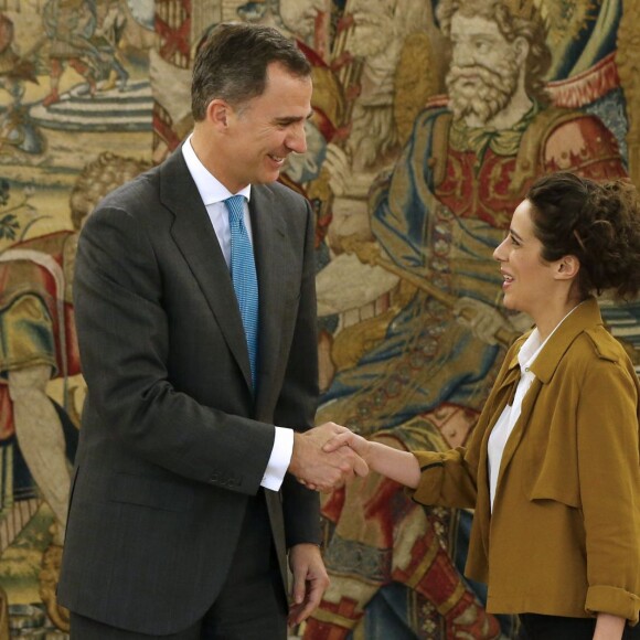 Le roi Felipe IV d'Espagne reçoit la politicienne du parti Podemos Alexandra Fernández Gómez au palais Zarzuela de Madrid le 25 avril 2016.