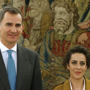 Le roi Felipe IV d'Espagne reçoit la politicienne du parti Podemos Alexandra Fernández Gómez au palais Zarzuela de Madrid le 25 avril 2016.