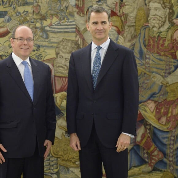 Le roi Felipe d'Espagne reçoit le prince Albert II de Monaco au Palais de la Zarzuela à Madrid, le 22 avril 2016.