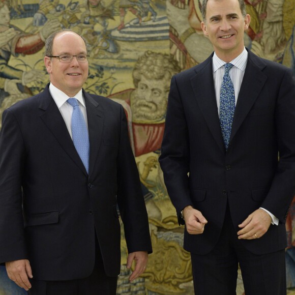 Le roi Felipe d'Espagne reçoit le prince Albert II de Monaco au Palais de la Zarzuela à Madrid, le 22 avril 2016.