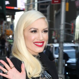 Gwen Stefani, souriante et sexy, arrive à l'émission "The Late Show" à New York le 1er Avril 2016.