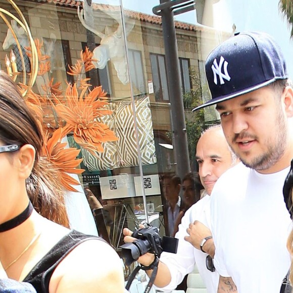 Kim Kardashian avec son frère Rob et sa fiancée Blac Chyna à Beverly Hills, le 26 avril 2016