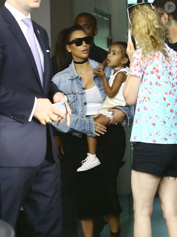 Kim Kardashian avec son mari Kanye West et leur fille North West à Miami, le 24 avril 2016