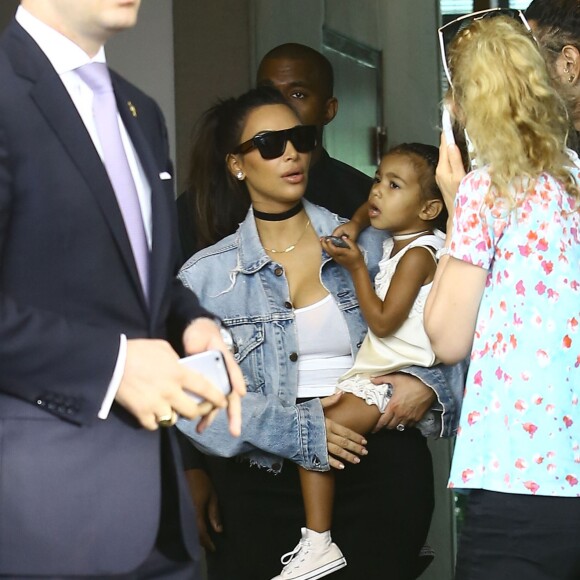 Kim Kardashian avec son mari Kanye West et leur fille North West à Miami, le 24 avril 2016