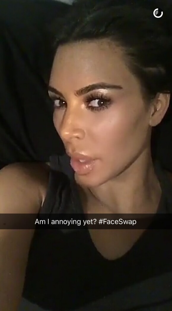 Kim Kardashian s'amusant sur Snapchat.