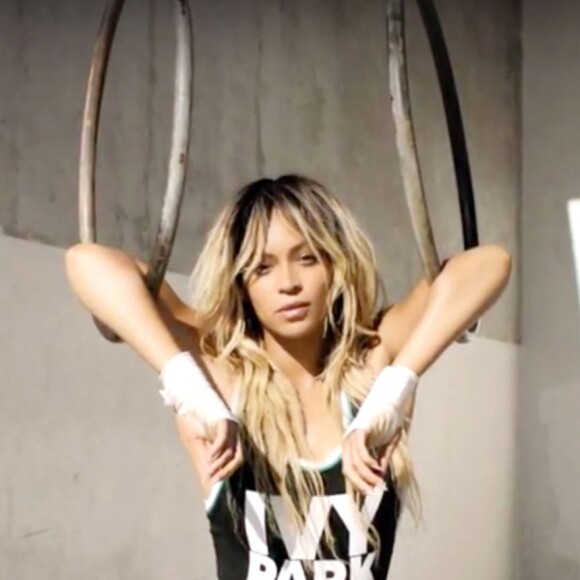 Beyonce pose pour sa collection de vêtements de sport "Ivy Park" à Houston le 31 mars 2016.