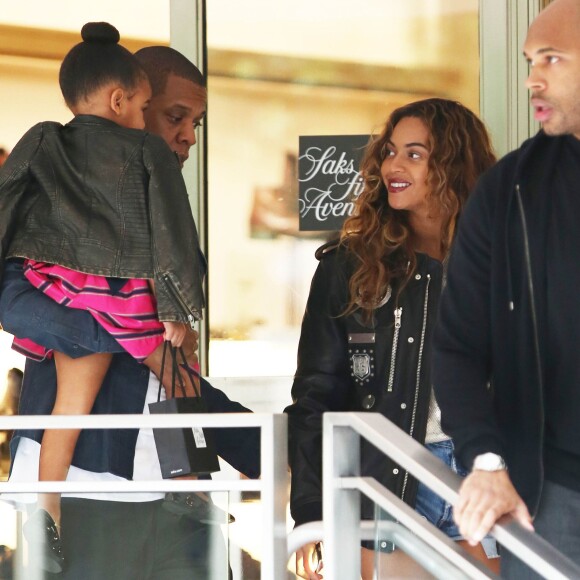 Jay-Z et sa femme Beyoncé font du shopping avec leur fille Blue Ivy à Beverly Hills, le 11 novembre 2014.