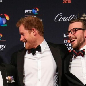 Mickaela Richards, Stuart Robinson, Paul Vice, le prince Harry, JJ Chalmers, Luke Darlington et Sam Stocks à la soirée BT Sport Industry Awards à Londres le 28 avril 2016