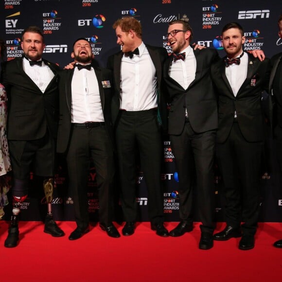 Mickaela Richards, Stuart Robinson, Paul Vice, le prince Harry, JJ Chalmers, Luke Darlington et Sam Stocks à la soirée BT Sport Industry Awards à Londres le 28 avril 2016