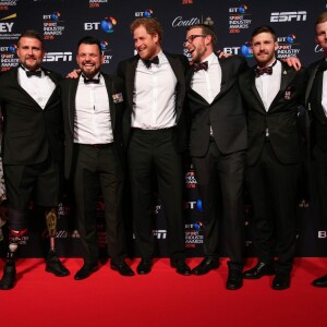 Mickaela Richards, Stuart Robinson, Paul Vice, le prince Harry, JJ Chalmers, Luke Darlington et Sam Stocks à la soirée BT Sport Industry Awards à Londres le 28 avril 2016