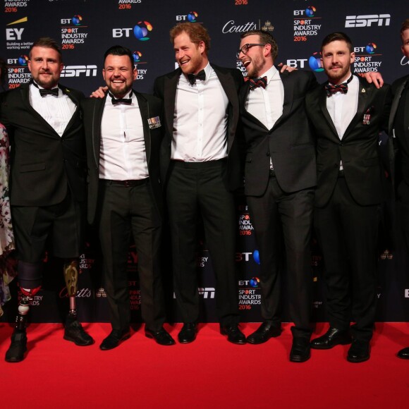 Mickaela Richards, Stuart Robinson, Paul Vice, le prince Harry, JJ Chalmers, Luke Darlington et Sam Stocks à la soirée BT Sport Industry Awards à Londres le 28 avril 2016