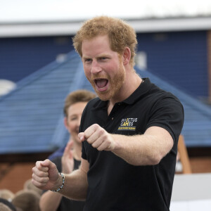 Le prince Harry participait le 26 avril 2016 avec des enfants à l'enregistrement de l'émission de la chaîne de télévision Sky Sports Game Changers à l'école primaire Lambs Lane à Spencers Wood.