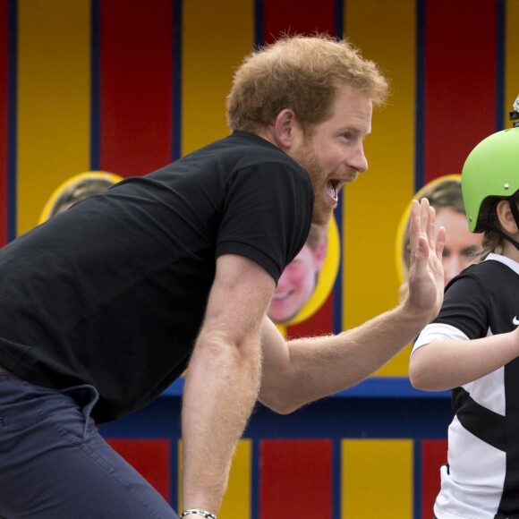 Le prince Harry participait le 26 avril 2016 avec des enfants à l'enregistrement de l'émission de la chaîne de télévision Sky Sports Game Changers à l'école primaire Lambs Lane à Spencers Wood.