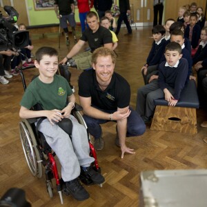 Le prince Harry participait le 26 avril 2016 avec des enfants à l'enregistrement de l'émission de la chaîne de télévision Sky Sports Game Changers à l'école primaire Lambs Lane à Spencers Wood.