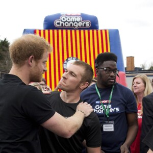 Le prince Harry participait le 26 avril 2016 avec des enfants à l'enregistrement de l'émission de la chaîne de télévision Sky Sports Game Changers à l'école primaire Lambs Lane à Spencers Wood.