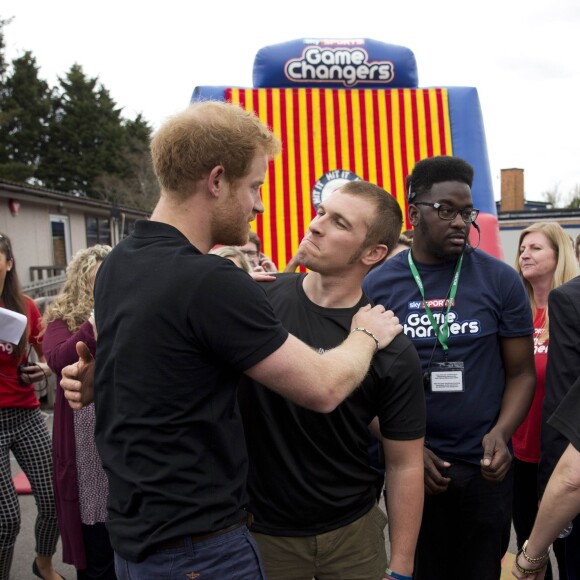 Le prince Harry participait le 26 avril 2016 avec des enfants à l'enregistrement de l'émission de la chaîne de télévision Sky Sports Game Changers à l'école primaire Lambs Lane à Spencers Wood.