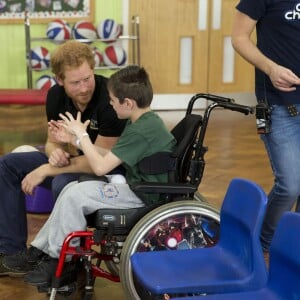 Le prince Harry participait le 26 avril 2016 avec des enfants à l'enregistrement de l'émission de la chaîne de télévision Sky Sports Game Changers à l'école primaire Lambs Lane à Spencers Wood.