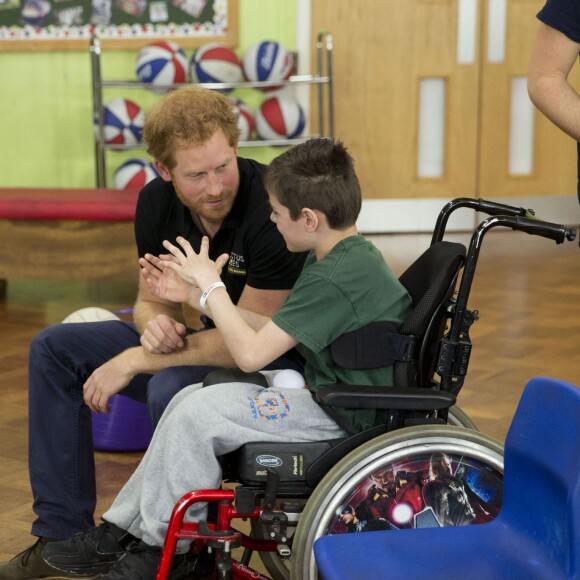 Le prince Harry participait le 26 avril 2016 avec des enfants à l'enregistrement de l'émission de la chaîne de télévision Sky Sports Game Changers à l'école primaire Lambs Lane à Spencers Wood.
