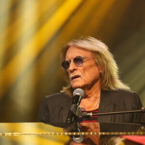 Exclusif - Le chanteur Christophe, lors de l'enregistrement de l'émission Du côté de chez Dave à Paris (tournage le 16 février 2016 pour diffusion le dimanche 1er mai 2016 sur France 3).