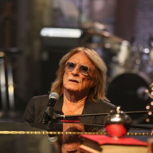 Exclusif - Le chanteur Christophe, lors de l'enregistrement de l'émission Du côté de chez Dave à Paris (tournage le 16 février 2016 pour diffusion le dimanche 1er mai 2016 sur France 3).