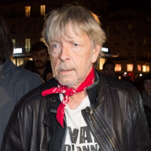 Renaud participant à un rassemblement spontané en hommage aux victimes des attentats de Charlie Hebdo place de la République, à Paris, le 7 janvier 2016