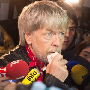 Renaud participant à un rassemblement spontané en hommage aux victimes des attentats de Charlie Hebdo place de la République, à Paris, le 7 janvier 2016