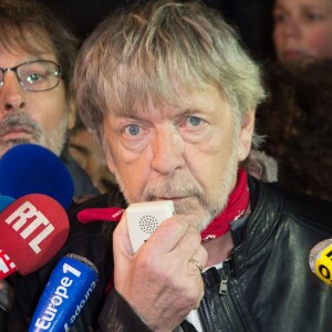 Renaud participant à un rassemblement spontané en hommage aux victimes des attentats de Charlie Hebdo place de la République, à Paris, le 7 janvier 2016