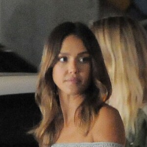 Jessica Alba arrive à The Honest Company pour fêter son anniversaire à Los Angeles. L'actrice possède The Honest Company, une entreprise qu'elle a créée et pour laquelle elle développe essentiellement des produits pour bébés, écologiques et responsables. Sa société a été évaluée à un milliard de dollars. Le 28 avril 2016