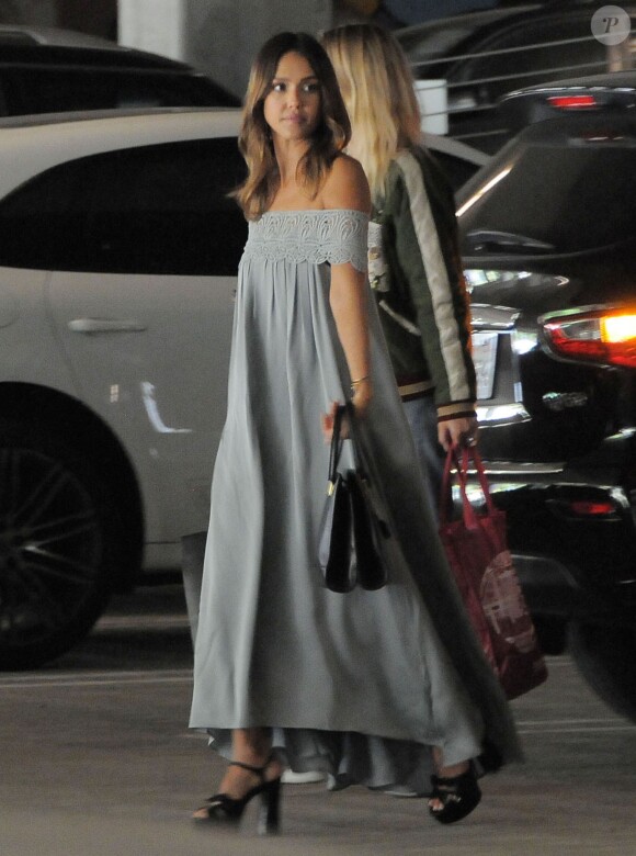 Jessica Alba arrive à The Honest Company pour fêter son anniversaire à Los Angeles. L'actrice possède The Honest Company, une entreprise qu'elle a créée et pour laquelle elle développe essentiellement des produits pour bébés, écologiques et responsables. Sa société a été évaluée à un milliard de dollars. Le 28 avril 2016