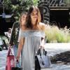 Jessica Alba arrive à The Honest Company pour fêter son anniversaire à Los Angeles. L'actrice possède The Honest Company, une entreprise qu'elle a créée et pour laquelle elle développe essentiellement des produits pour bébés, écologiques et responsables. Sa société a été évaluée à un milliard de dollars. Le 28 avril 2016